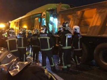 Choque entre un autobús y un camión en la A-4 Choque entre un autobús y un camión en la A-4