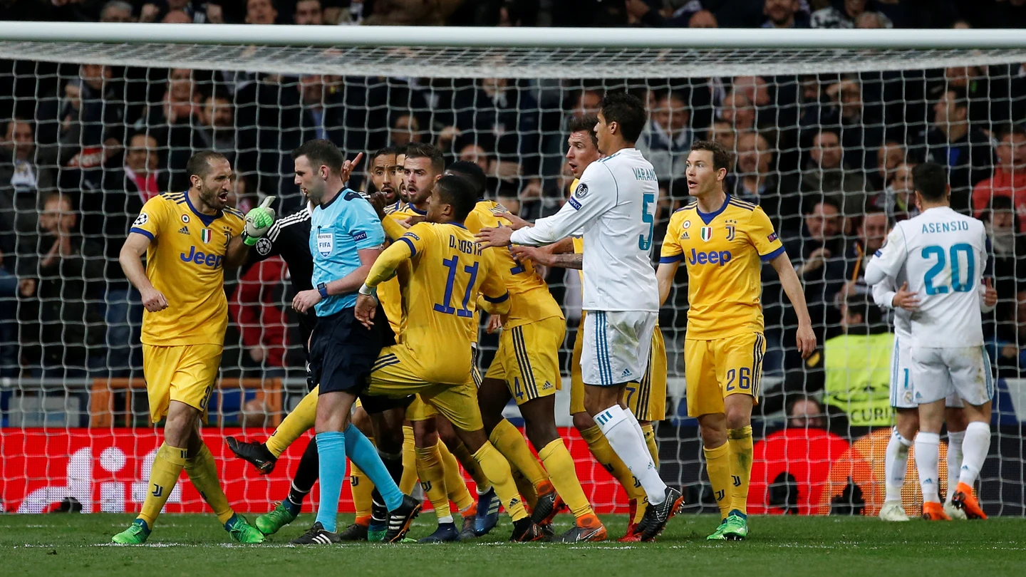 Los jugadores de la Juventus protestan al árbitro Los jugadores de la Juventus protestan al árbitro