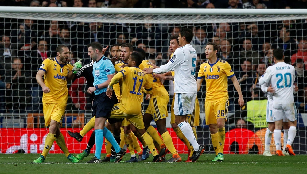 Los jugadores de la Juventus protestan al árbitro