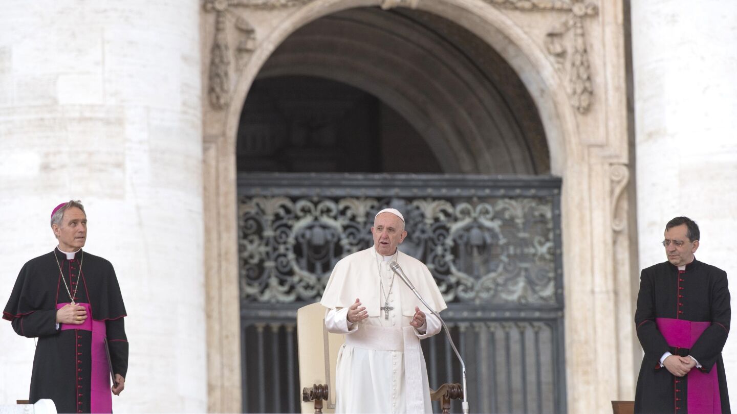El papa Francisco preside la audiencia general de los mi&eacute;rcoles en la Plaza de San Pedro en el Vaticano 