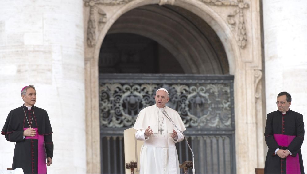 El papa Francisco en la Plaza de San Pedro en el Vaticano 