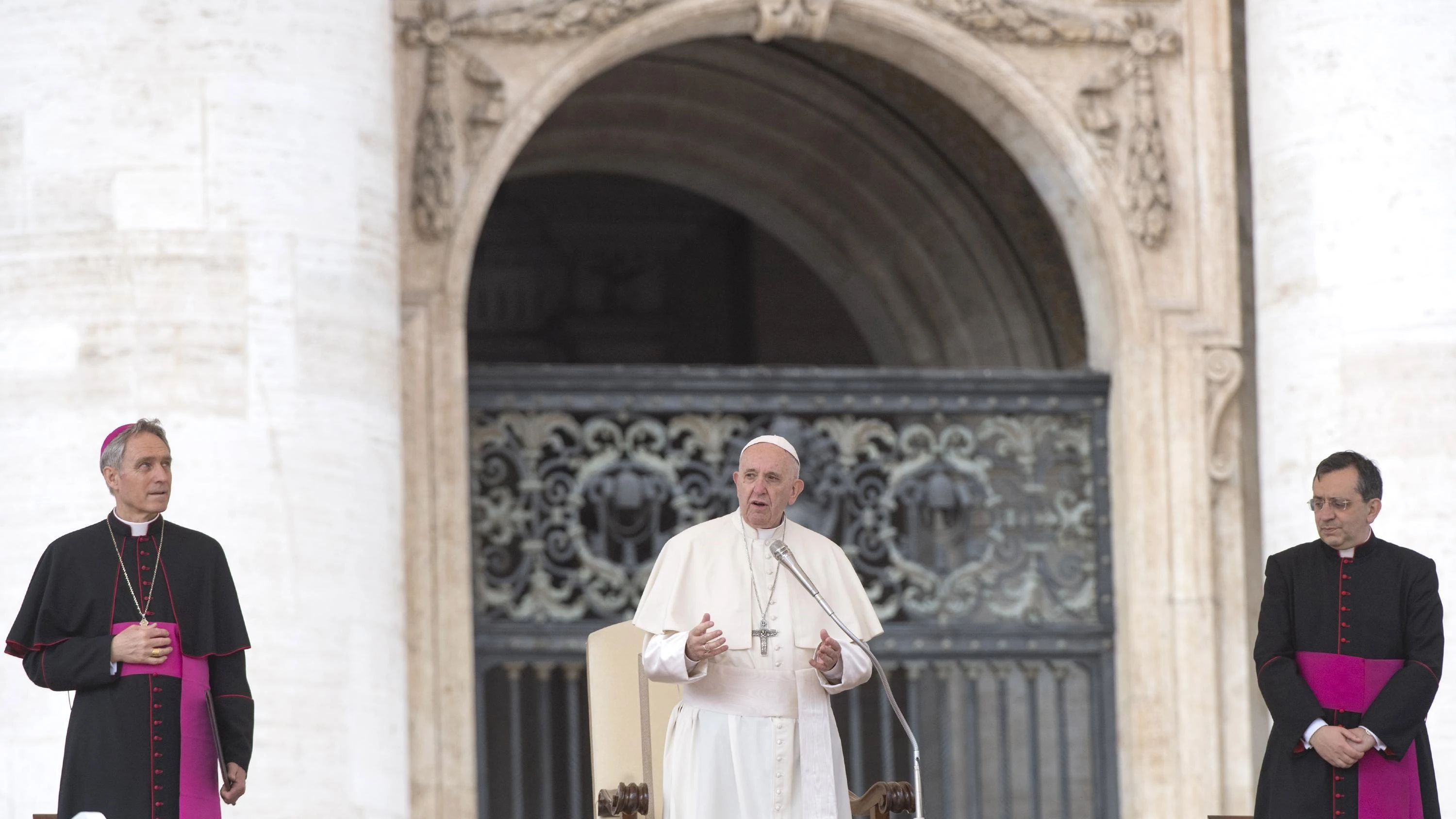 El papa Francisco preside la audiencia general de los miércoles en la Plaza de San Pedro en el Vaticano 