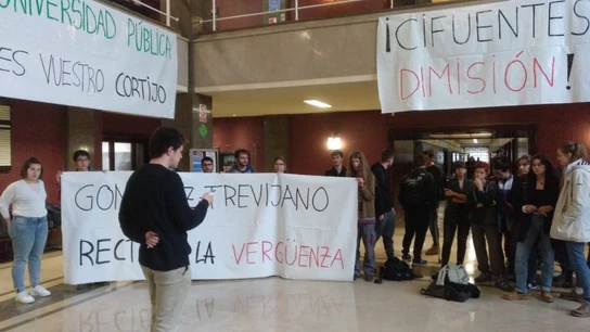 Estudiantes de la UCM se manifiestan contra González-Trevijano Estudiantes de la UCM se manifiestan contra González-Trevijano