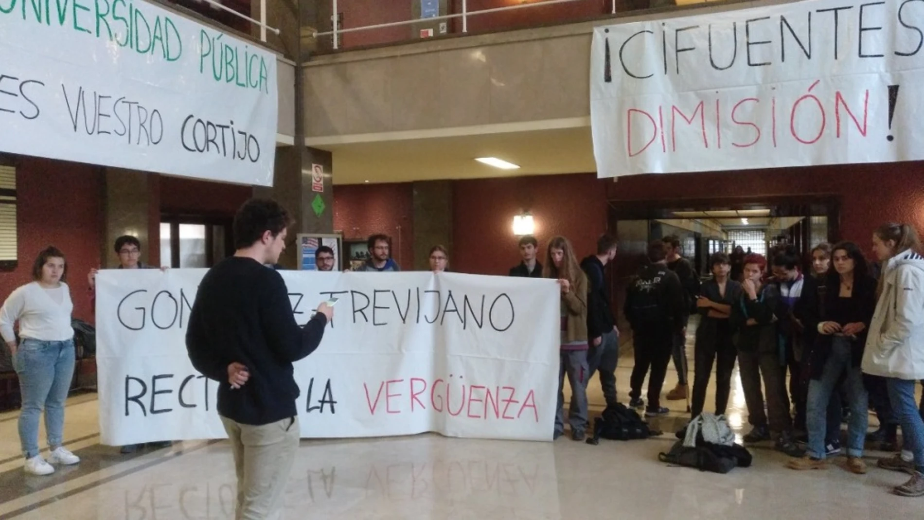 Estudiantes de la UCM se manifiestan contra González-Trevijano