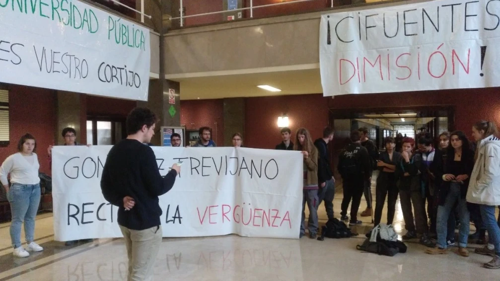 Estudiantes de la UCM se manifiestan contra González-Trevijano