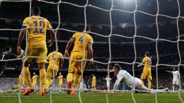 Los jugadores de la Juventus protestas después del penalti señalado sobre Lucas