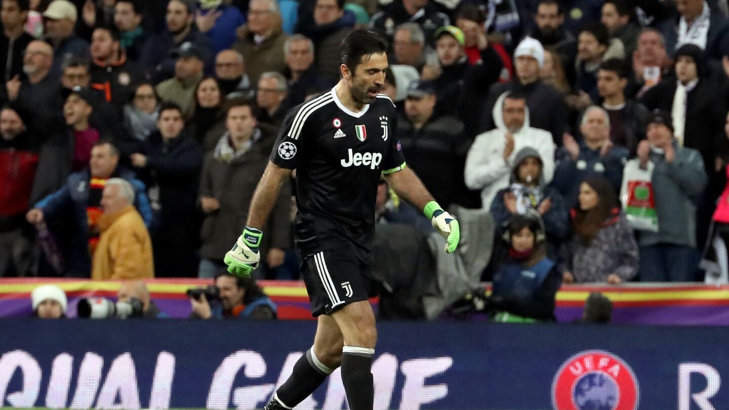 Ovaci&oacute;n del Bernab&eacute;u a Buffon tras ser expulsado