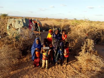 Un grupo de niñas y niños de Somalia Un grupo de niñas y niños de Somalia