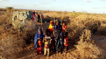 Un grupo de niñas y niños de Somalia