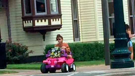 Una joven, en el coche de la Barbie Una joven, en el coche de la Barbie