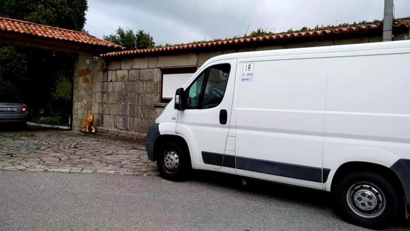 Veh&iacute;culo en el que Manuel Charl&iacute;n llegaba esta ma&ntilde;ana del hospital a la vivienda familiar