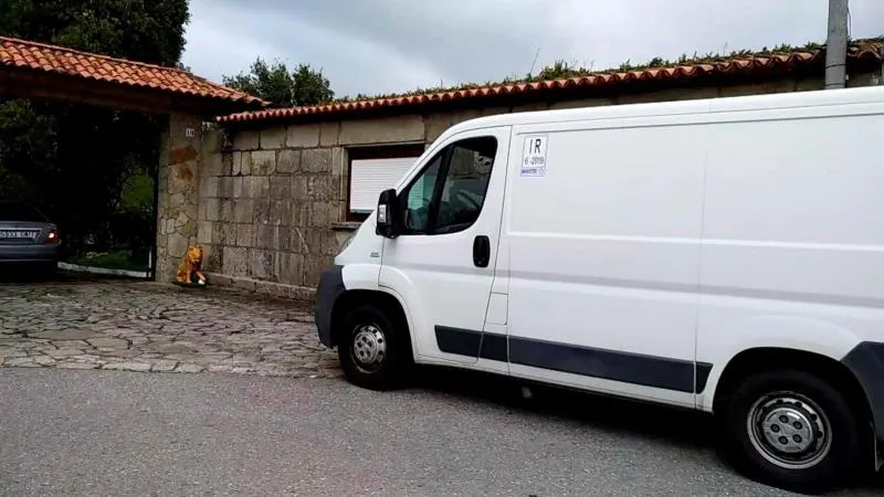 Vehículo en el que Manuel Charlín llegaba esta mañana del hospital a la vivienda familiar