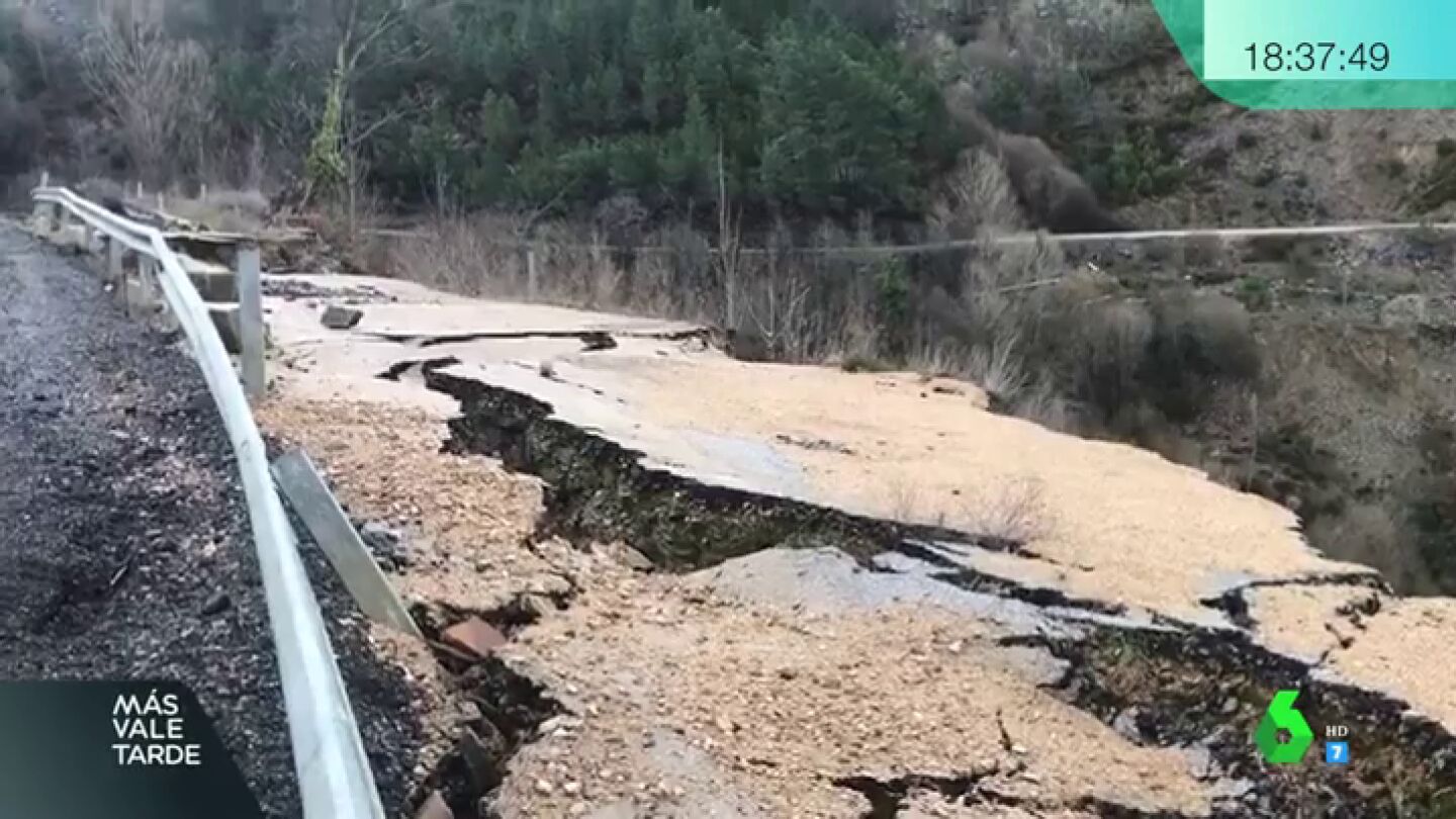 La protesta de los vecinos de Vilamart&iacute;n de Valdeorras: la carretera de acceso al pueblo se cae a trozos