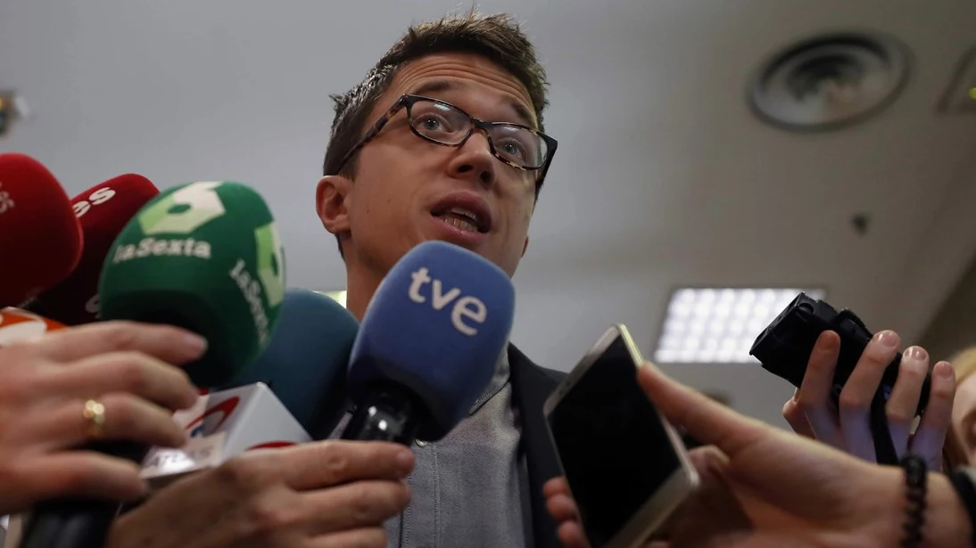 Íñigo Errejón habla con los medios