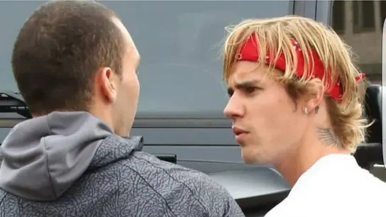 Justin Bieber y el fan que le acusa de romperle el móvil Justin Bieber y el fan que le acusa de romperle el móvil