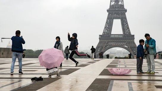 Dos turistas nipones se toman fotos delante de la torre Eiffel en Trocadero. (Archivo) Dos turistas nipones se toman fotos delante de la torre Eiffel en Trocadero. (Archivo)