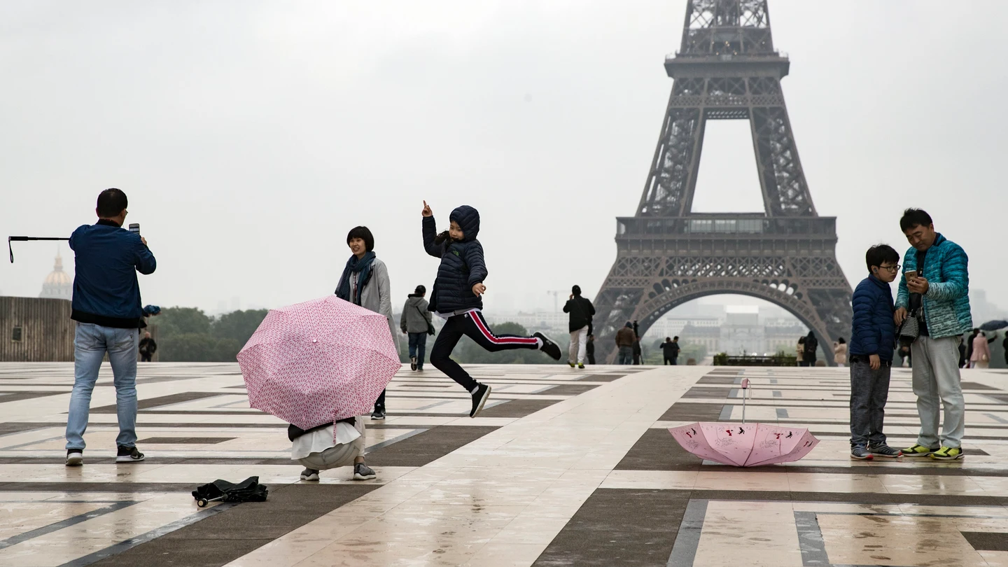 Dos turistas nipones se toman fotos delante de la torre Eiffel en Trocadero. (Archivo) Dos turistas nipones se toman fotos delante de la torre Eiffel en Trocadero. (Archivo)