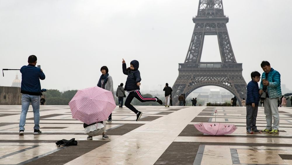 Dos turistas nipones se toman fotos delante de la torre Eiffel en Trocadero. (Archivo)