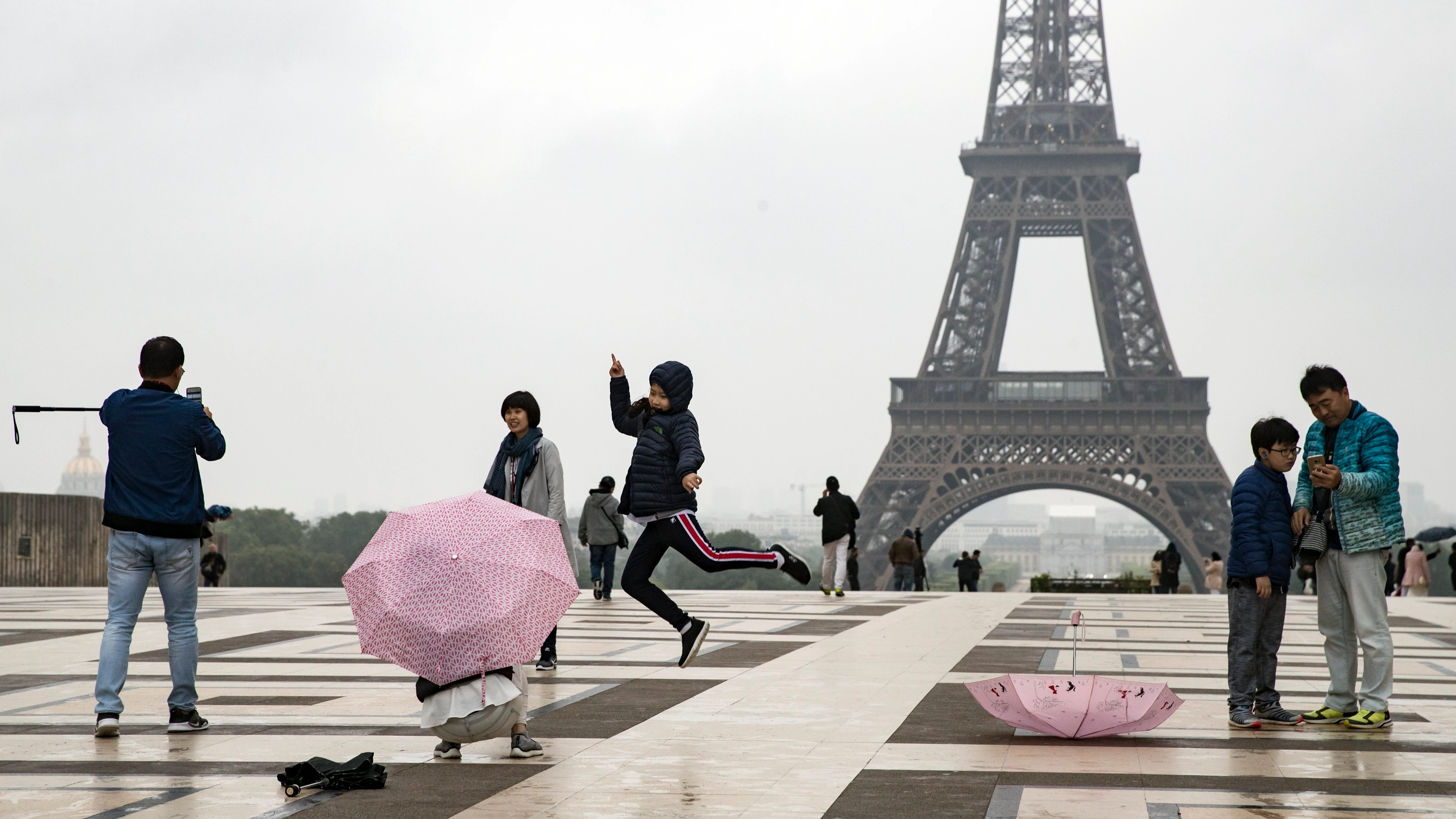 Dos turistas nipones se toman fotos delante de la torre Eiffel en Trocadero. (Archivo)