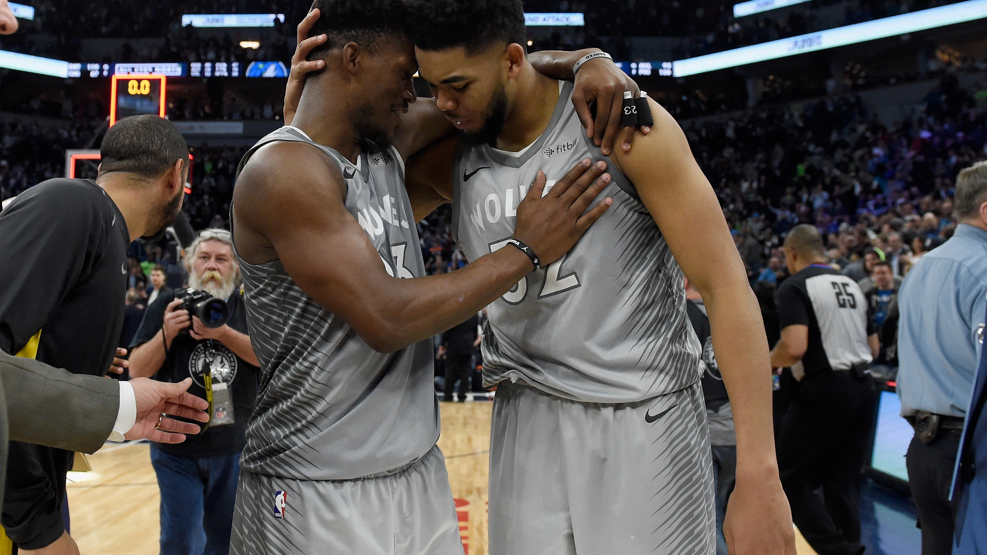 Butler y Towns celebran el pase a Playoffs Butler y Towns celebran el pase a Playoffs