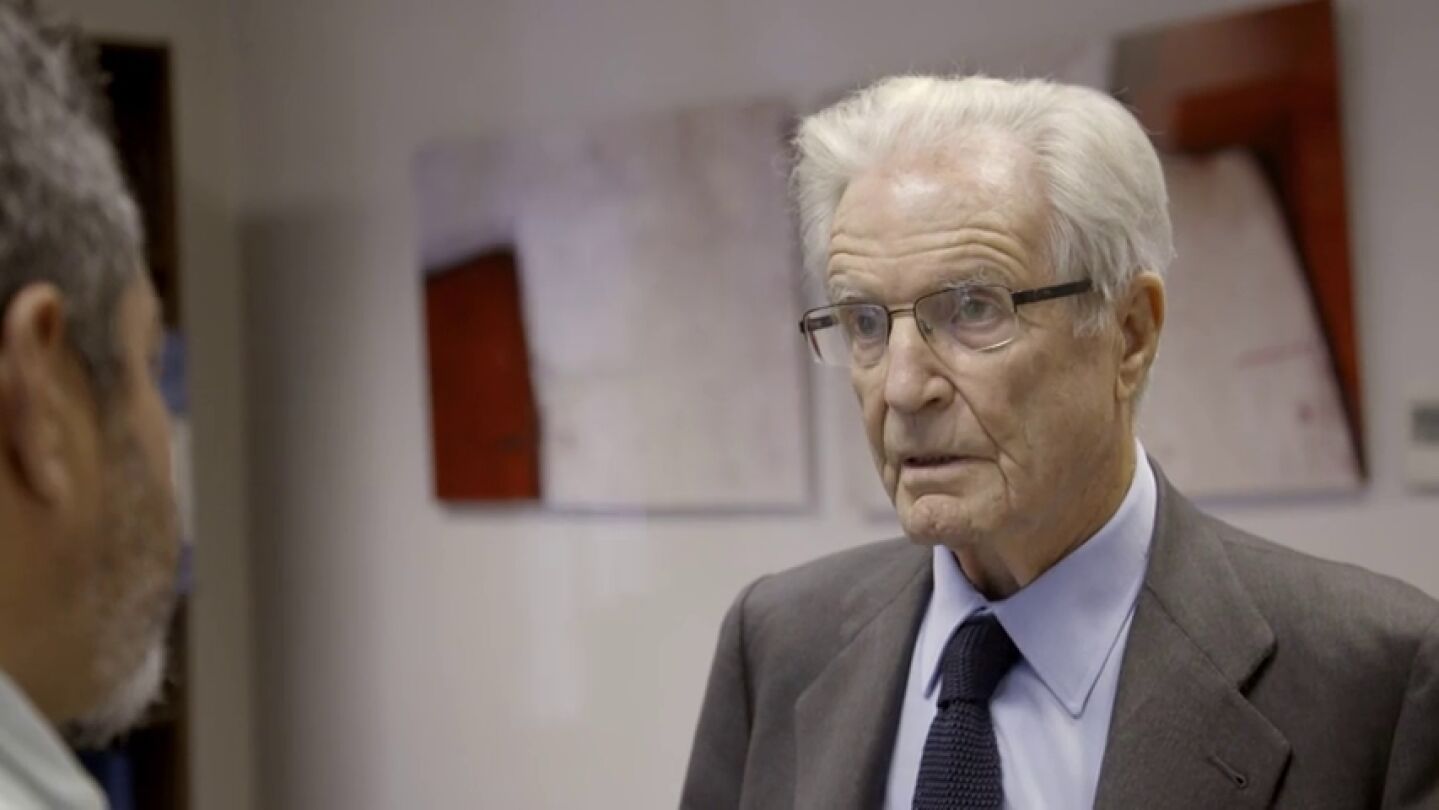 Antonio Garrigues Walker, abogado: "Los pol&iacute;ticos viven aislados de los fen&oacute;menos m&eacute;dicos, pero los cient&iacute;ficos seguir&aacute;n adelante sin pedir permiso"
