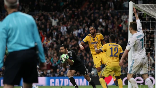 Benatia, en el momento de cometer el penalti Benatia, en el momento de cometer el penalti
