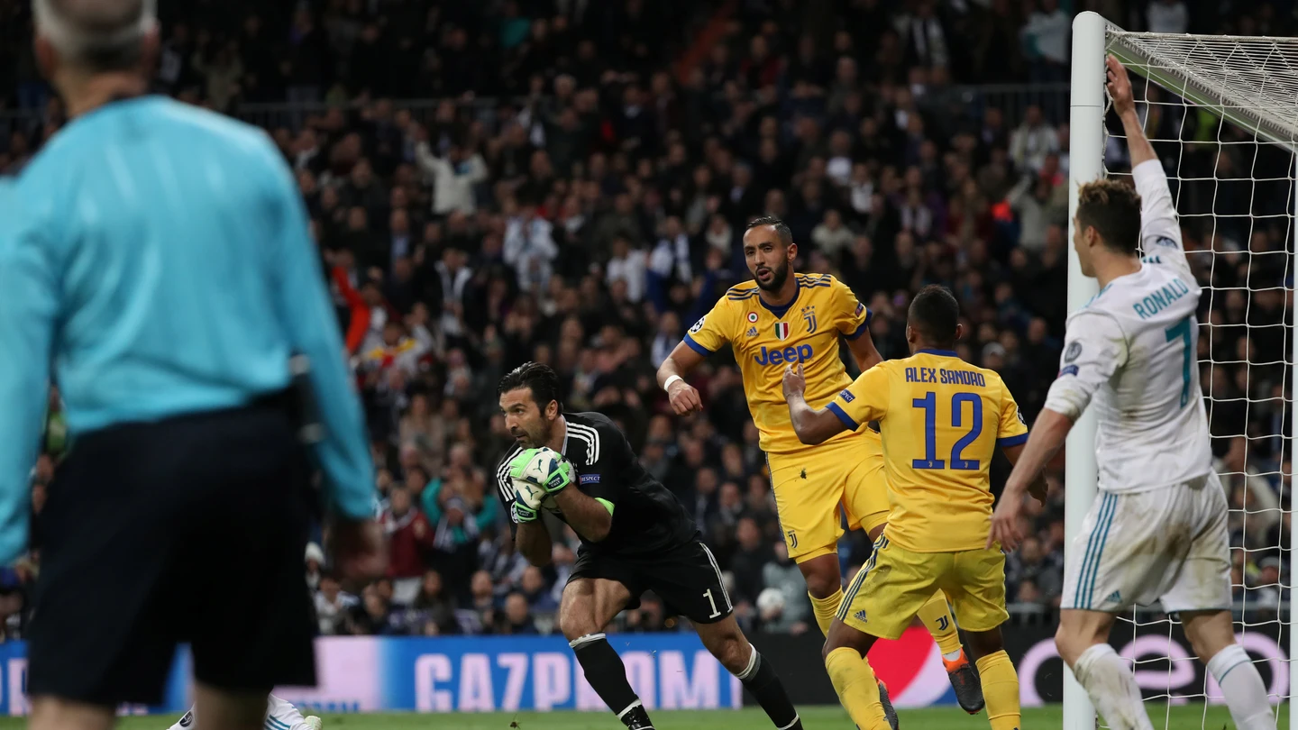 Benatia, en el momento de cometer el penalti Benatia, en el momento de cometer el penalti
