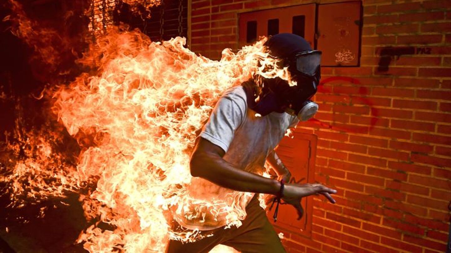 El manifestante Jos&eacute; V&iacute;ctor Salazar Balza en llamas durante los enfrentamientos con la polic&iacute;a antidisturbios