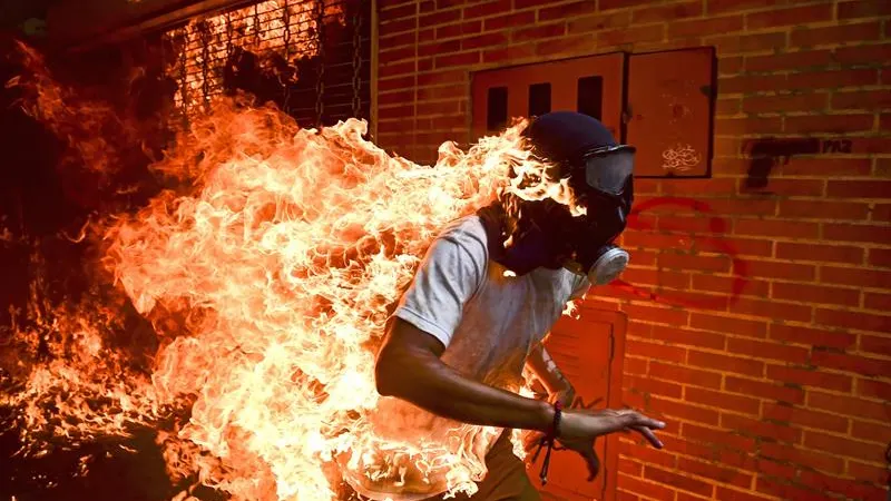 El manifestante José Víctor Salazar Balza en llamas durante los enfrentamientos con la policía antidisturbios