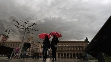 Dos personas en la Plaza del Castillo de Pamplona