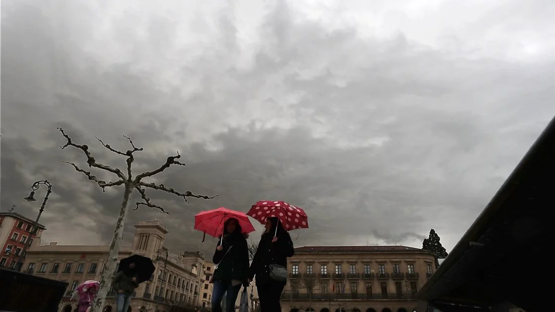 Dos personas en la Plaza del Castillo de Pamplona