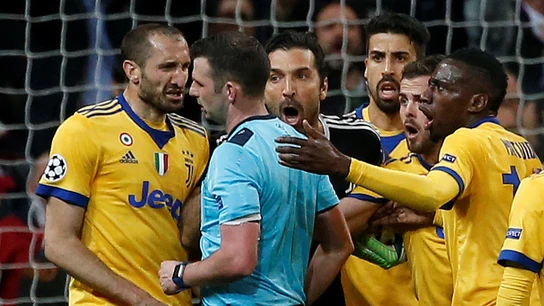 Buffon protesta el penalti señalado a Benatia en el Bernabéu Buffon protesta el penalti señalado a Benatia en el Bernabéu
