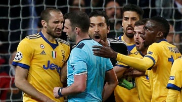 Buffon protesta el penalti señalado a Benatia en el Bernabéu