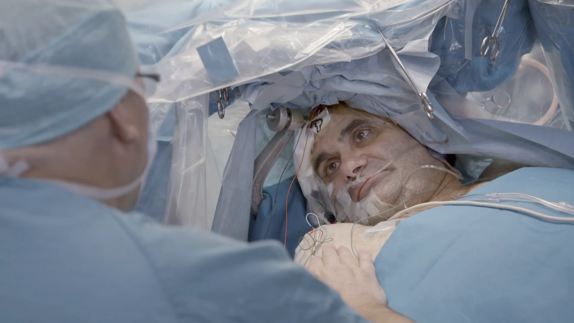 Jalis de la Serna entra en una operación a cráneo abierto en la que el paciente permanece despierto mientras le extirpan un tumor cerebral
