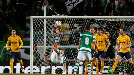 Oblak y la defensa del Atl&eacute;tico defienden una acci&oacute;n ante el Sporting