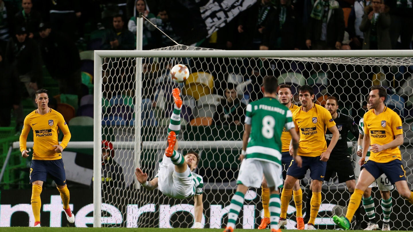 Oblak y la defensa del Atl&eacute;tico defienden una acci&oacute;n ante el Sporting