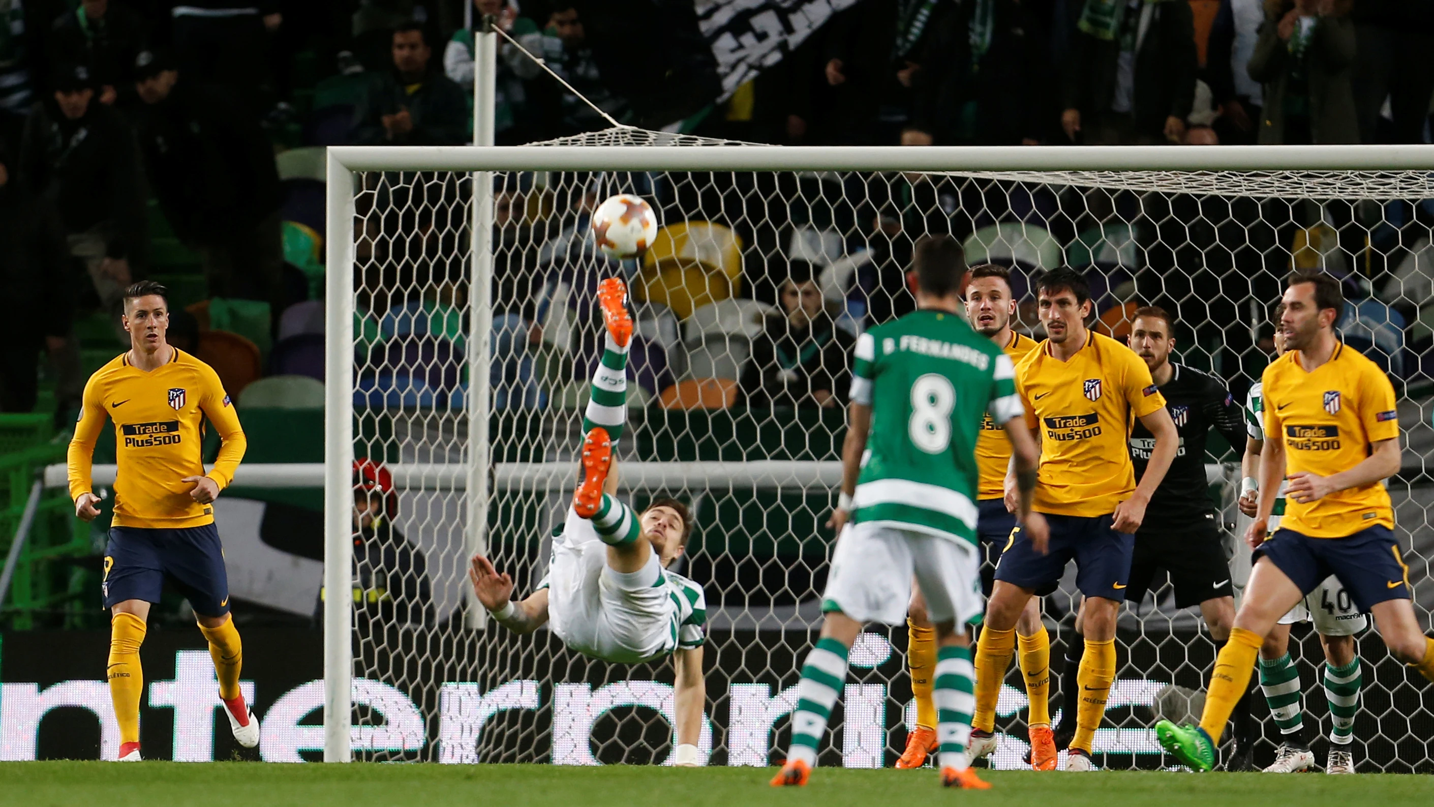 Oblak y la defensa del Atlético defienden una acción ante el Sporting