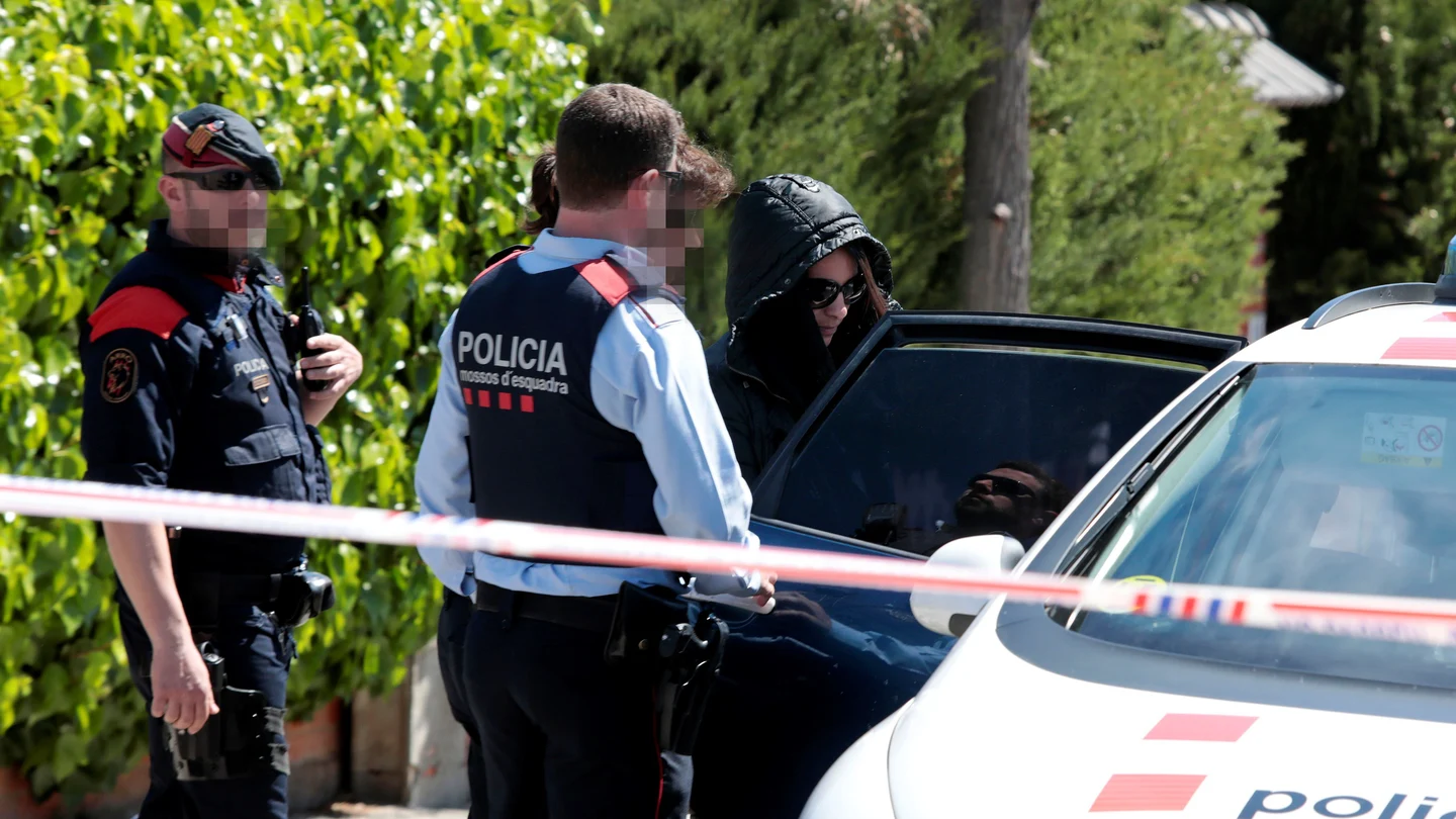 Los Mossos d'Esquadra trasladan a Rosa Peral, la guardia urbana de Barcelona acusada de matar a su expareja junto a un compañero del cuerpo en Vilanova i la Geltrú Los Mossos d'Esquadra trasladan a Rosa Peral, la guardia urbana de Barcelona acusada de matar a su expareja junto a un compañero del cuerpo en Vilanova i la Geltrú