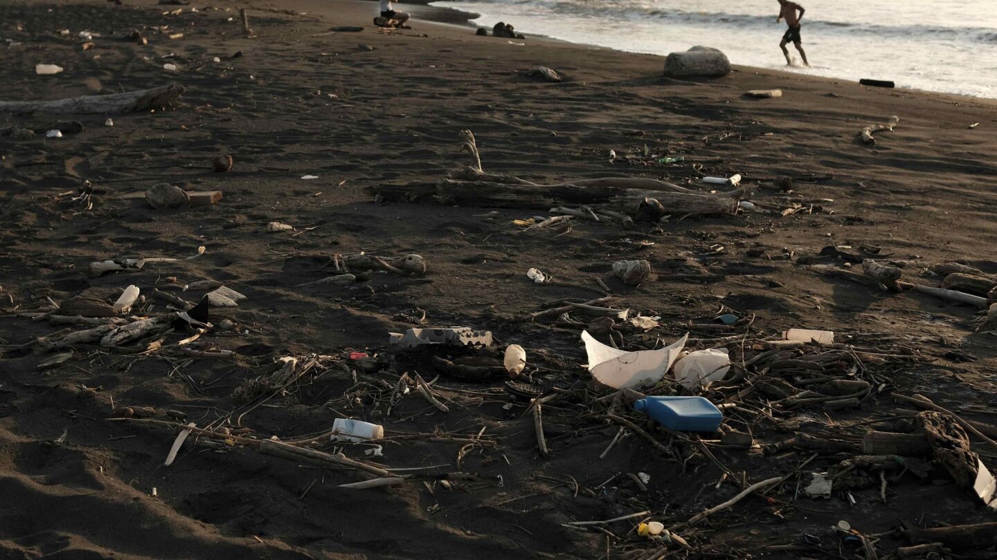 Vista de una playa contaminada por pl&aacute;sticos. (Archivo)