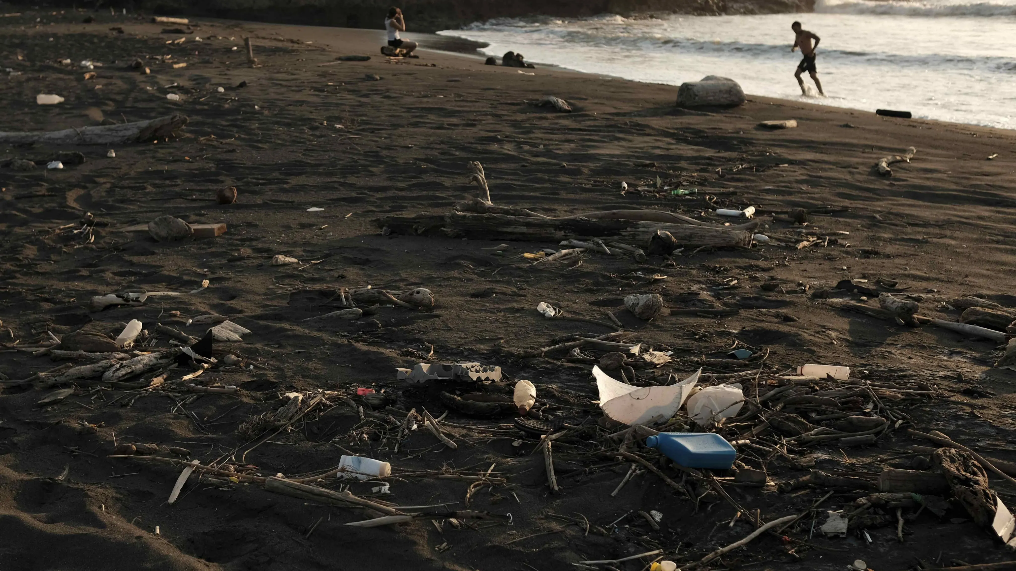 Vista de una playa contaminada por plásticos. (Archivo)