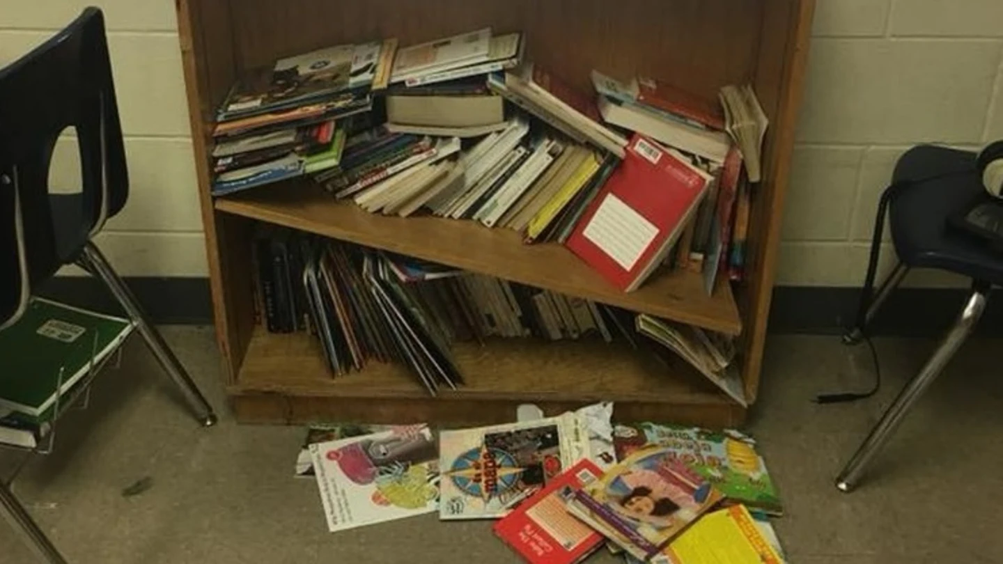 estantería con libros estantería con libros