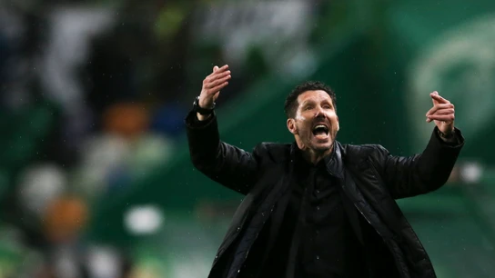 Simeone gesticula en la banda del estadio Alvalade Simeone gesticula en la banda del estadio Alvalade