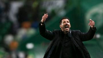 Simeone gesticula en la banda del estadio Alvalade