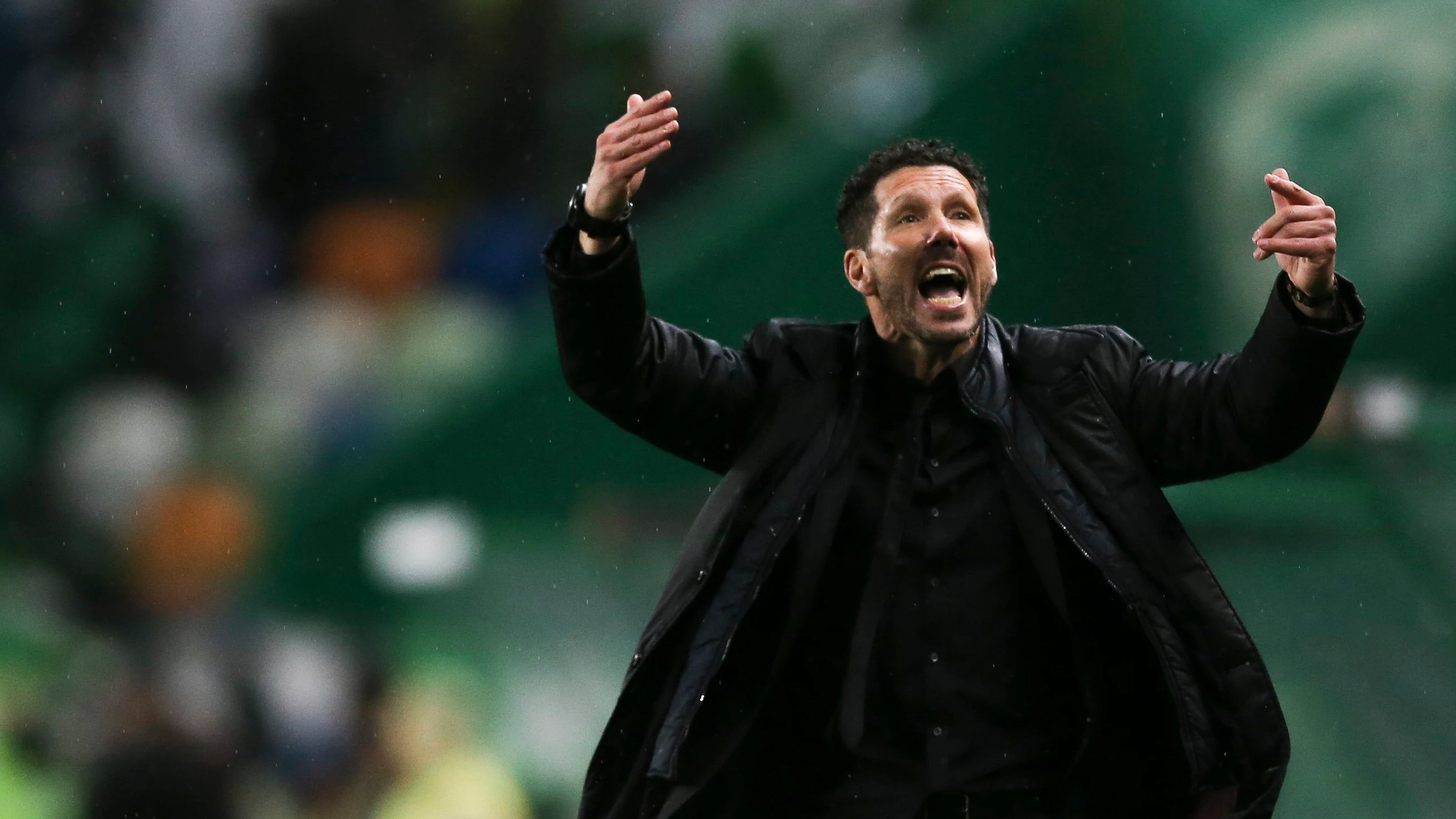 Simeone gesticula en la banda del estadio Alvalade