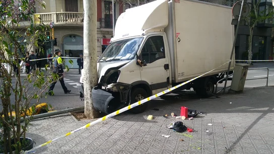 Camión siniestrado en Barcelona Camión siniestrado en Barcelona