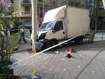 Camión siniestrado en Barcelona Camión siniestrado en Barcelona