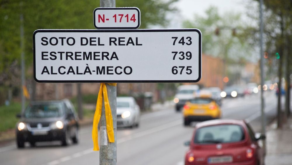 Una nueva señal, que imita a las de tráfico y ha sido instalada por desconocidos en la carretera que atraviesa la localidad gerundense de Bordils