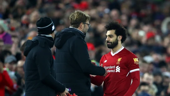 Klopp conversa con Salah en un partido del Liverpool Klopp conversa con Salah en un partido del Liverpool