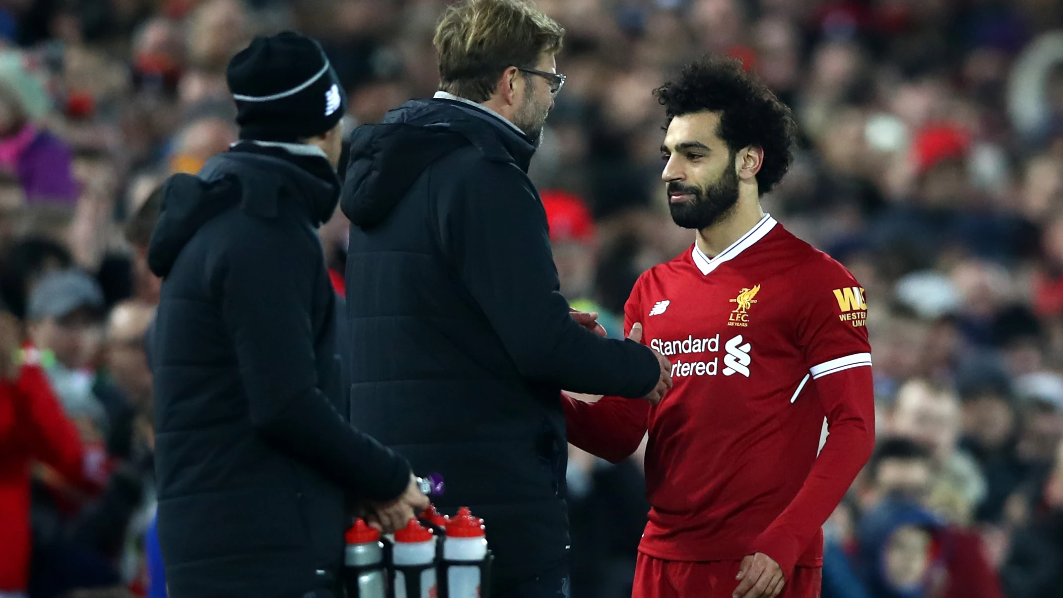 Klopp conversa con Salah en un partido del Liverpool