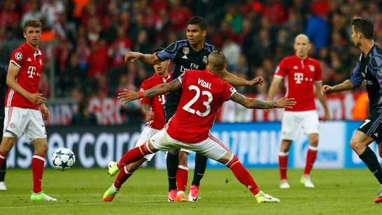 Casemiro conduce el balón en el Bayern - Real Madrid Casemiro conduce el balón en el Bayern - Real Madrid